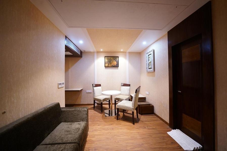 Square Hotel,varanasi 3*