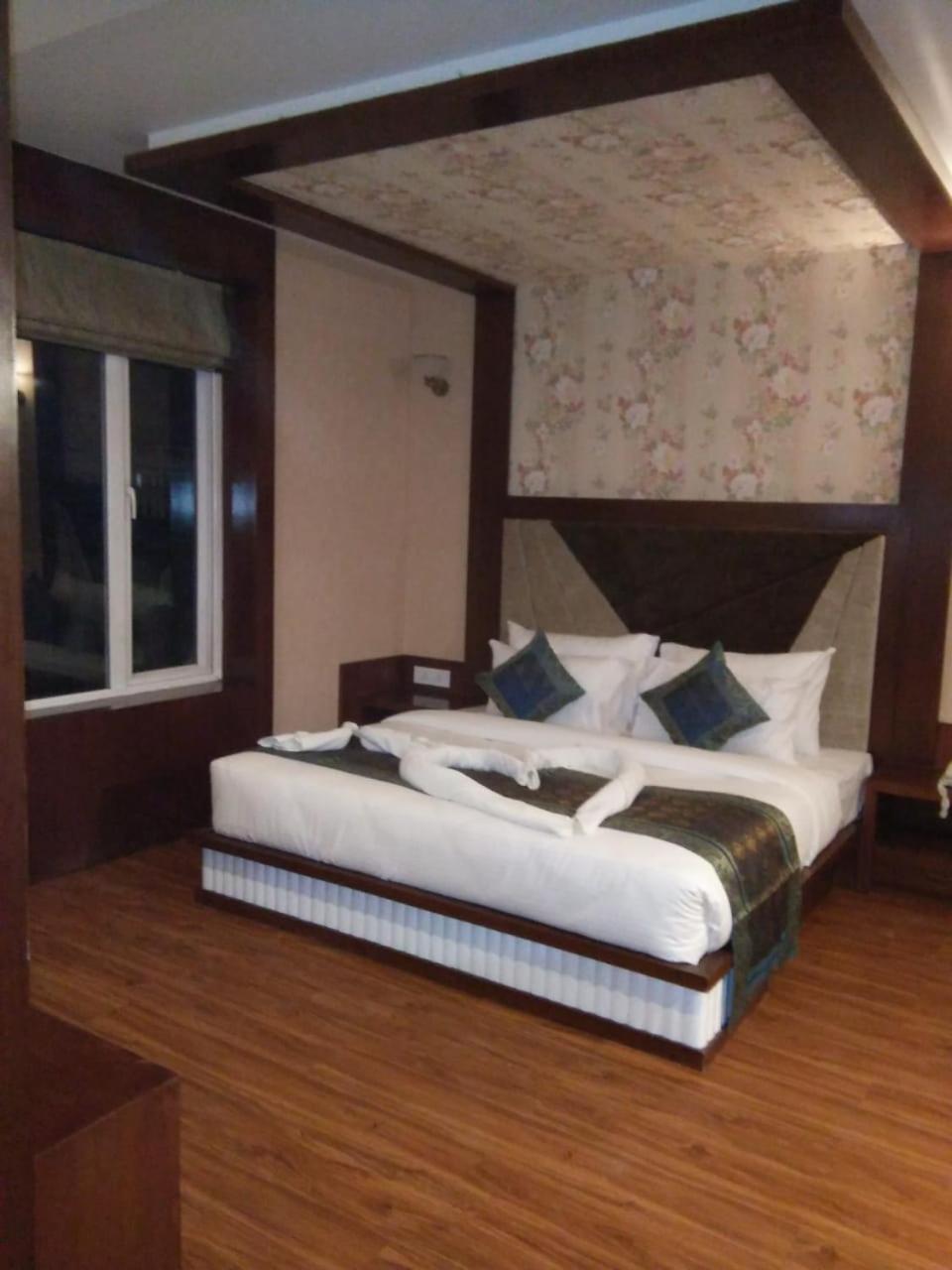 Square Hotel,varanasi 3*